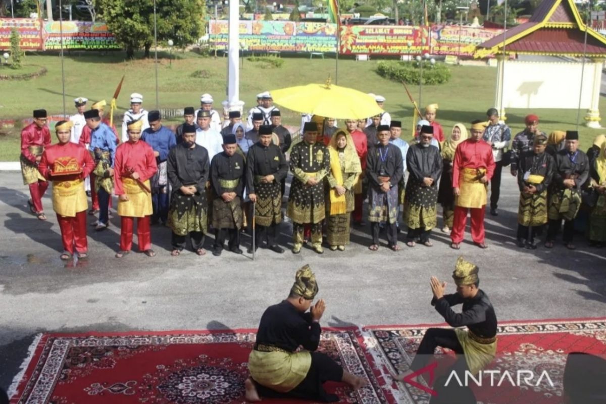 Kasal Laksamana Tni Muhammad Ali Terima Gelar Adat Dari Lam Riau Antara News