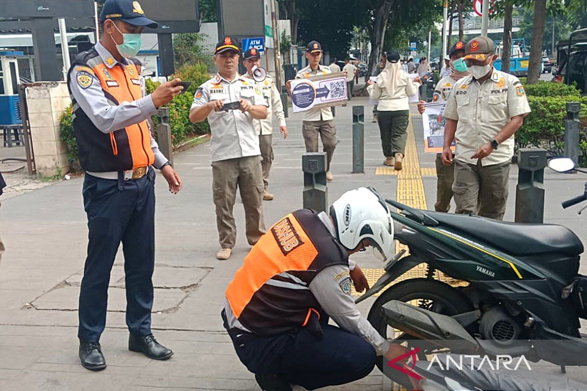 Pemkot Jakpus tertibkan PPKS dan PKL di trotoar Senen