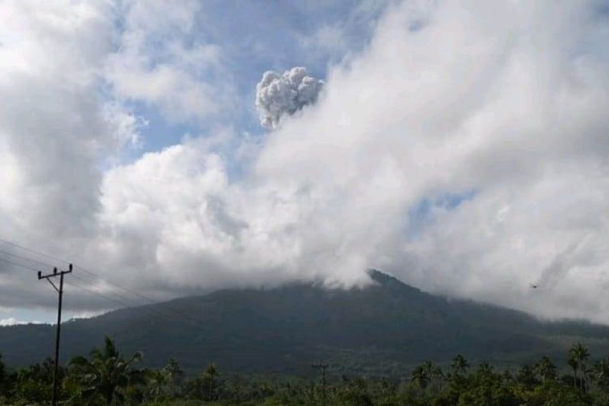 Gunung Api Lewotobi Laki-laki lontarkan abu setinggi 1.000 meter
