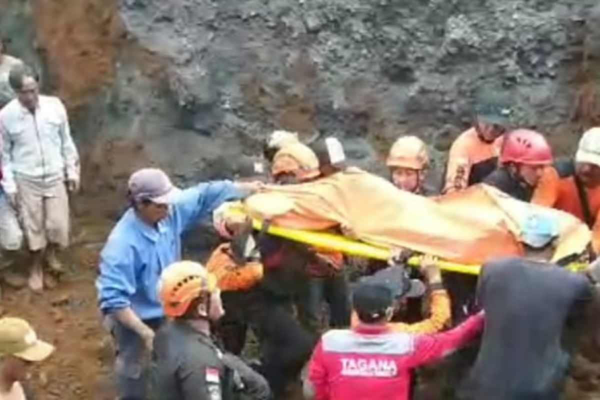 Basarnas Jember bantu pencarian tiga korban longsor di Desa Pronojiwo