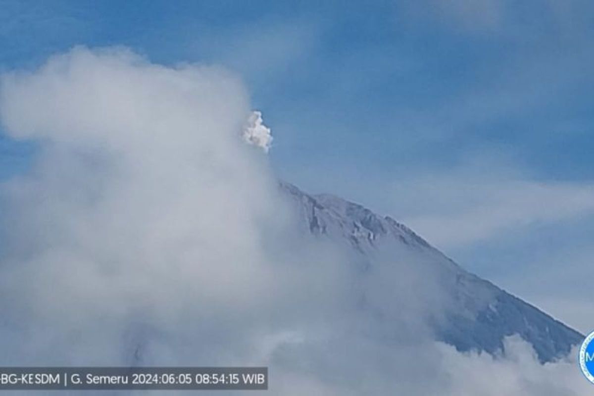 Gunung Semeru erupsi tiga kali