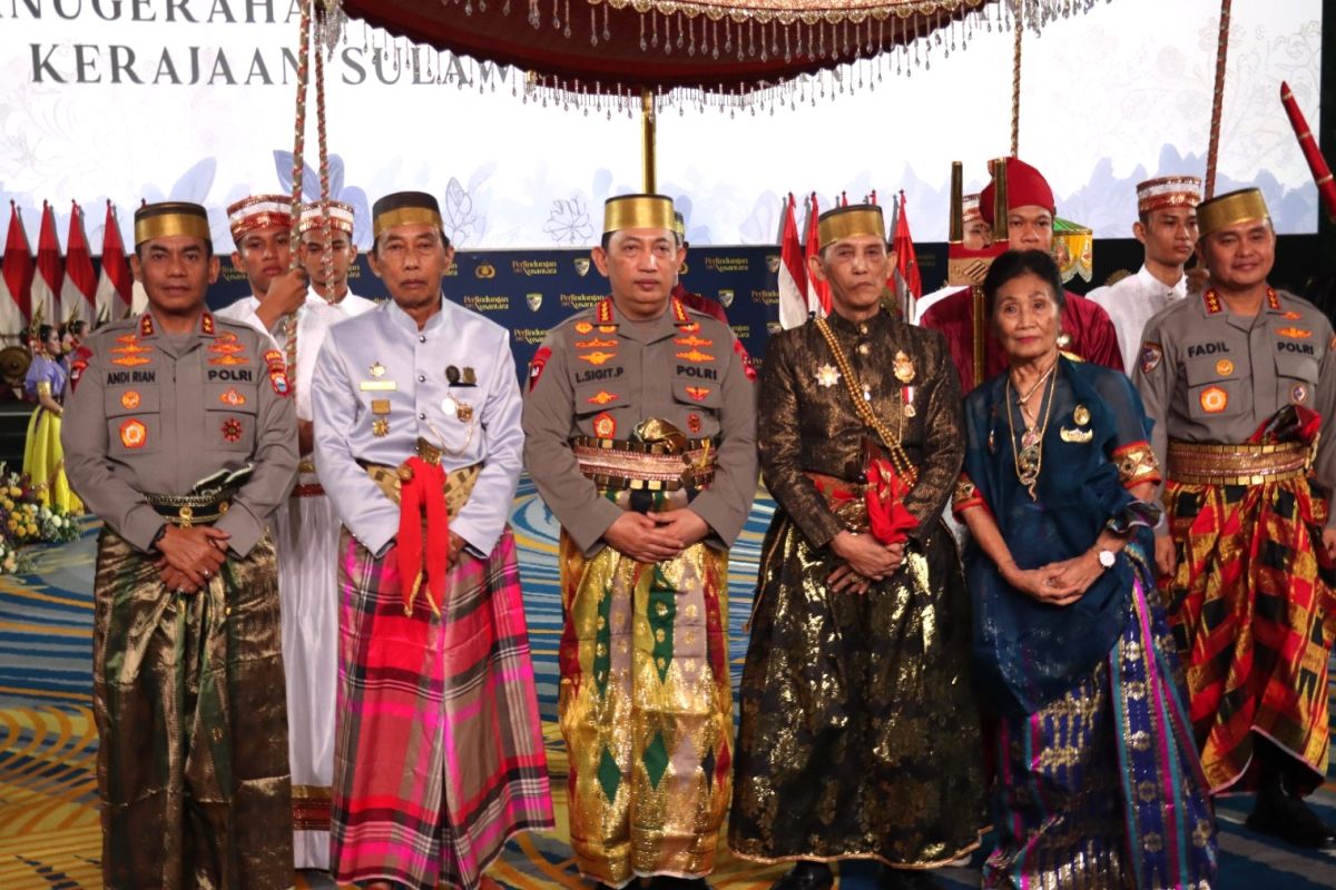 Kapolri dianugerahi dua  gelar adat di Makassar