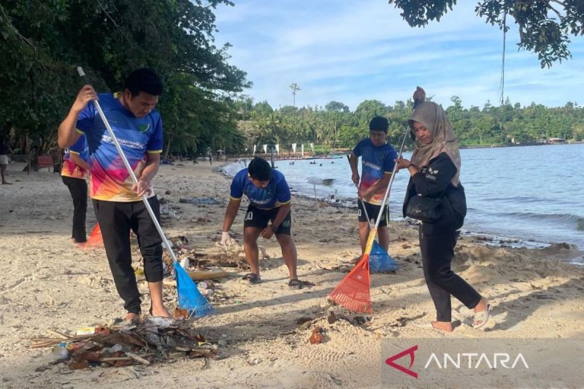 BPJAMSOSTEK bersihkan Pantai Pasir Putih Manokwari peringati Hari Lingkungan Hidup