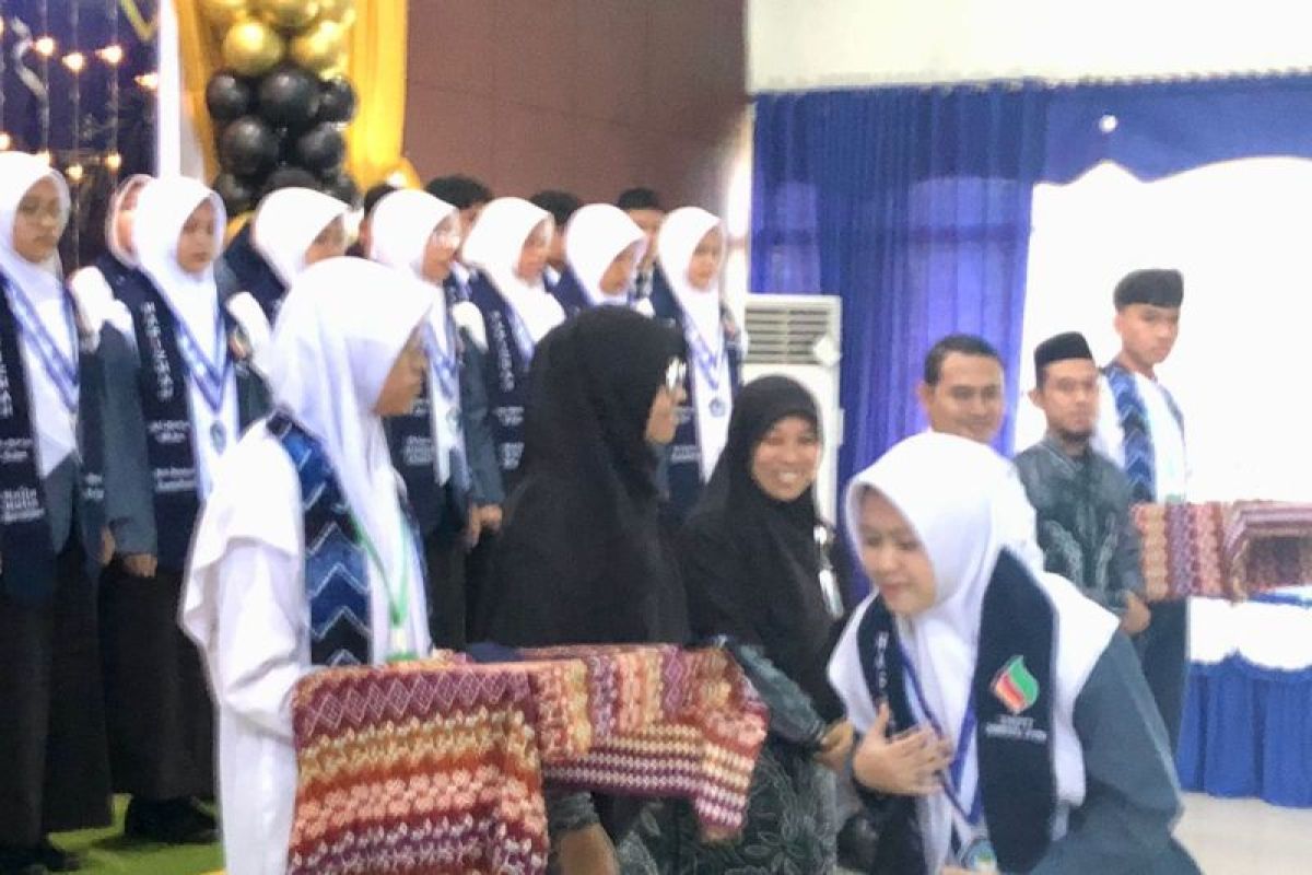 Putri pertama Ketua DPRD HSS hafizah enam juz Al-Qur'an