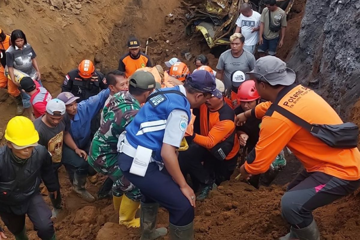 Pj Bupati Lumajang: Evakuasi korban longsor utamakan keselamatan