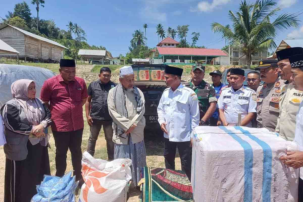Pj Bupati Aceh Timur serahkan bantuan untuk dayah terbakar