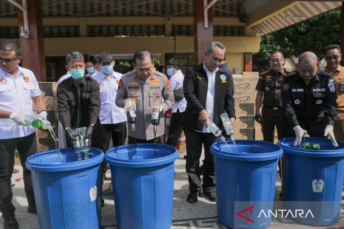 Polda NTB musnahkan 9.246 botol minuman beralkohol, ganja dan sabu-sabu