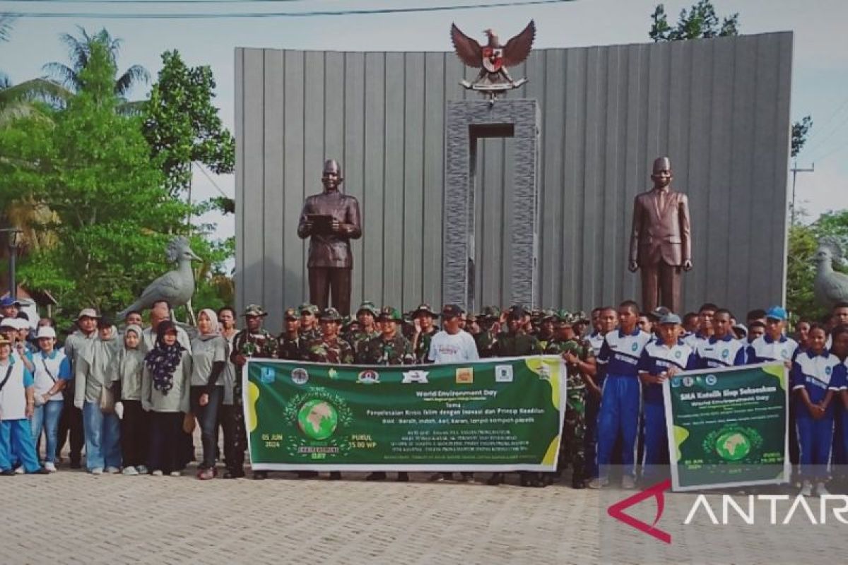 Prajurit Kodim 1708 bersama pelajar SMA Biak gerebek sampah