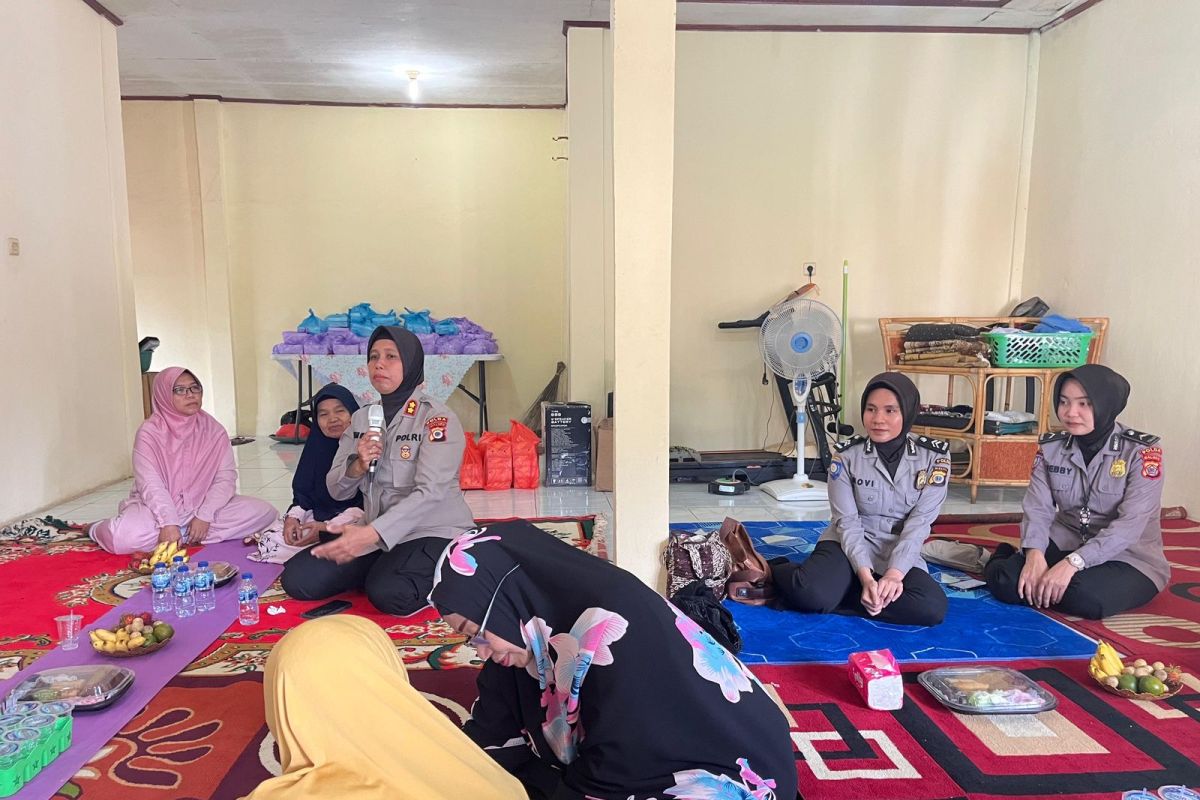 Polwan Polda Maluku ajak warga STAIN bersama majelis taklim Yasinan cegah gangguan Kamtibmas
