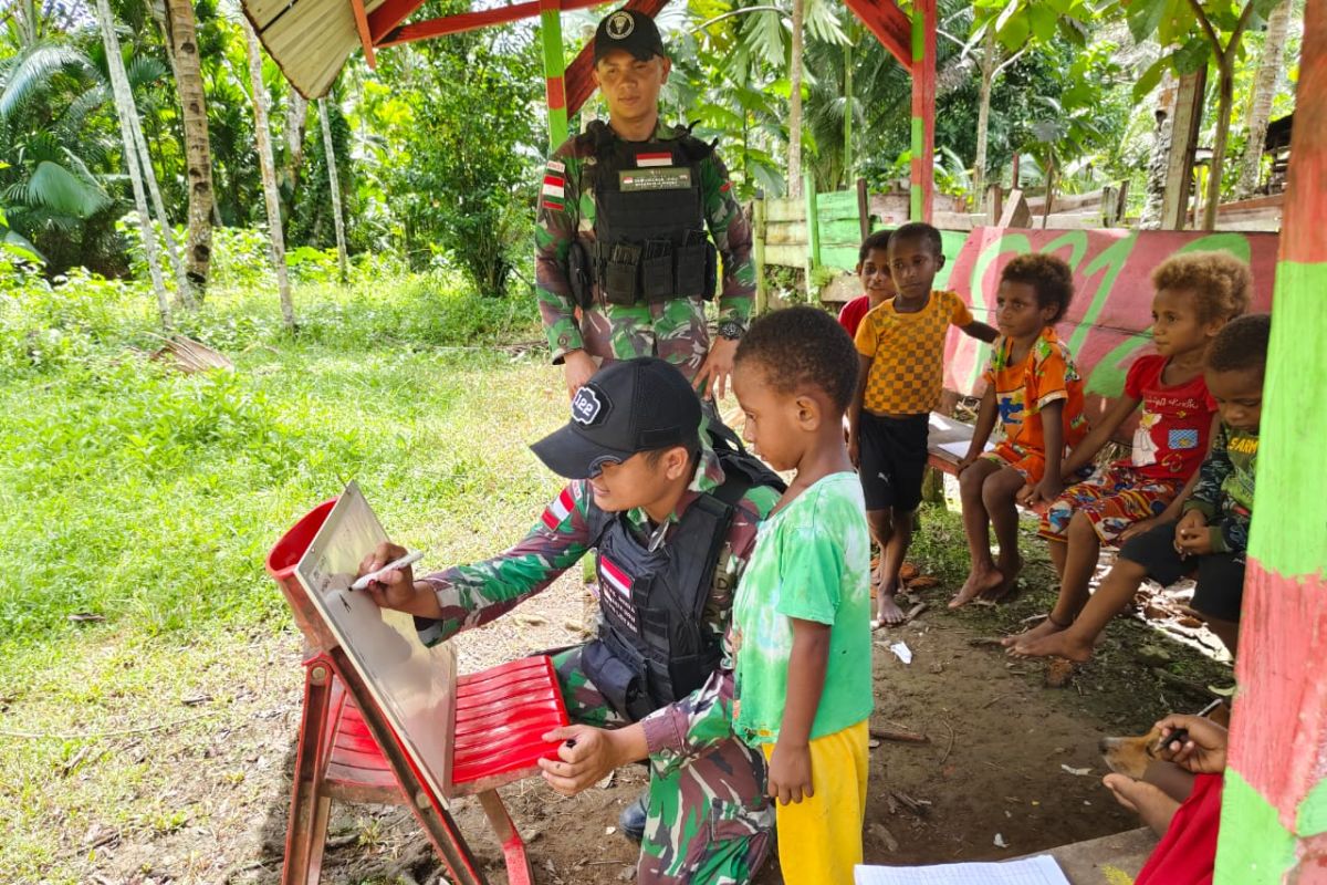 Yonif 122/TS ajar anak-anak Papua baca dan menulis