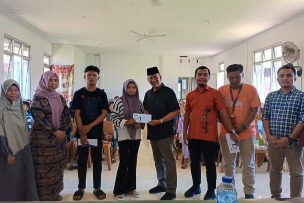 Bupati Rusma Yul Anwar salurkan bantuan YAPI di Batang Kapas