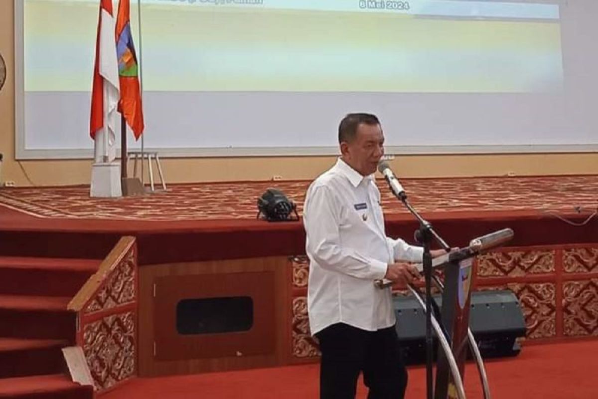 Bupati Rusma Yul Anwar serahkan bantuan hibah kepada kelompok nelayan di Tiga Kecamatan
