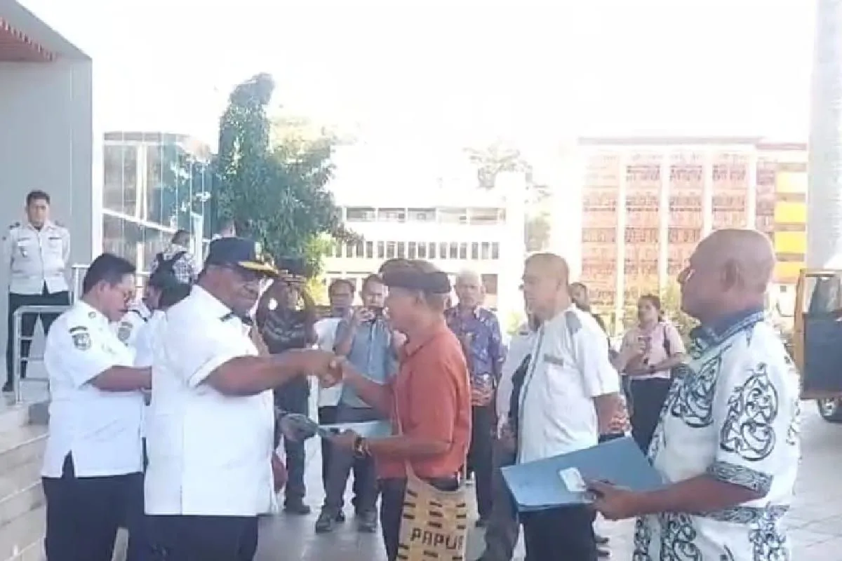 Pemprov Papua hibahkan 60 unit bus eks PON XX untuk tiga lembaga