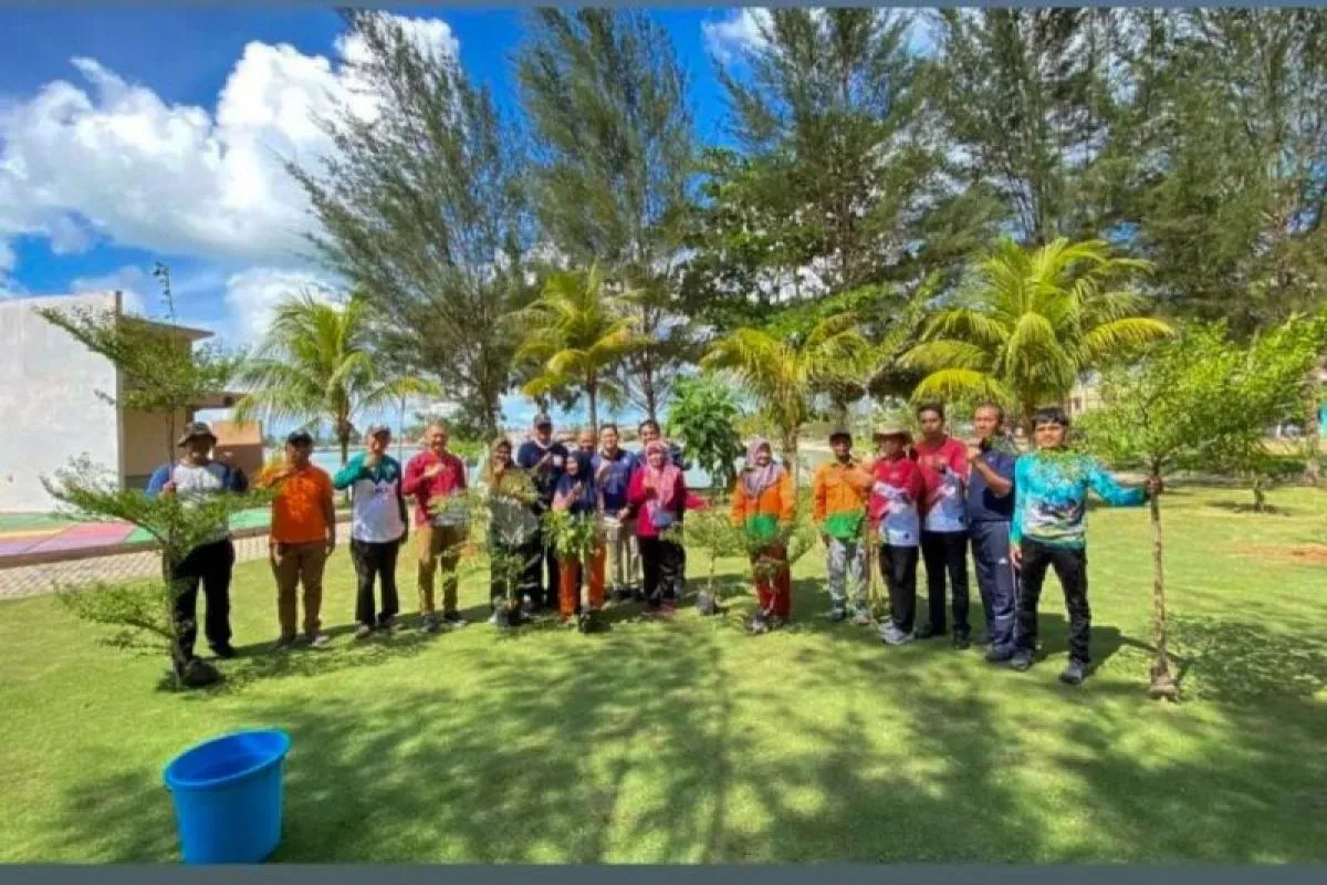 Pemkab Natuna Kepri peringati hari lingkungan hidup dengan menanam pohon