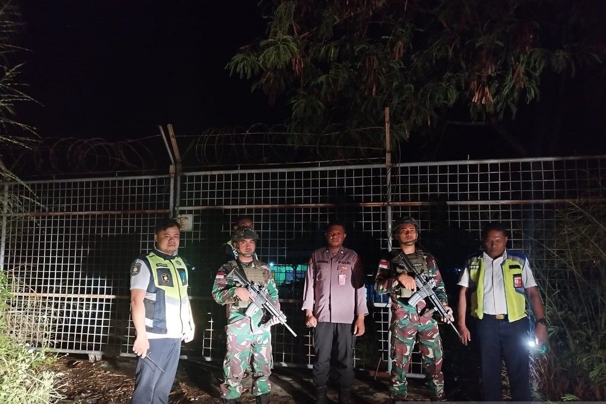 Polsek Bandara Sentani dan TNI AU patroli malam di Bandara