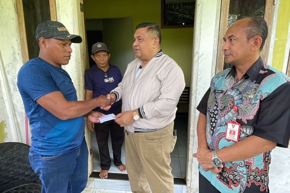 Pemkot Ambon serahkan santunan korban meninggal dunia terseret arus sungai kepada keluarga waris