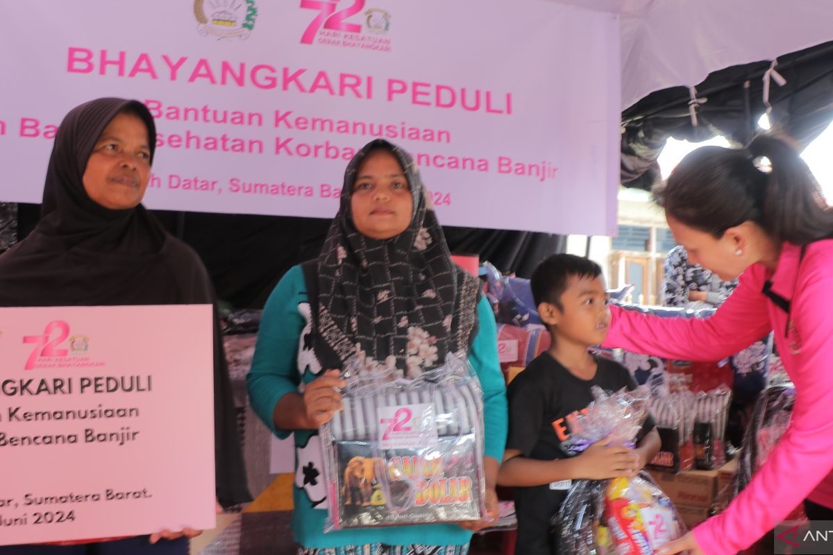Ketum Bhayangkari serahkan bantuan bagi korban banjir bandang Sumbar