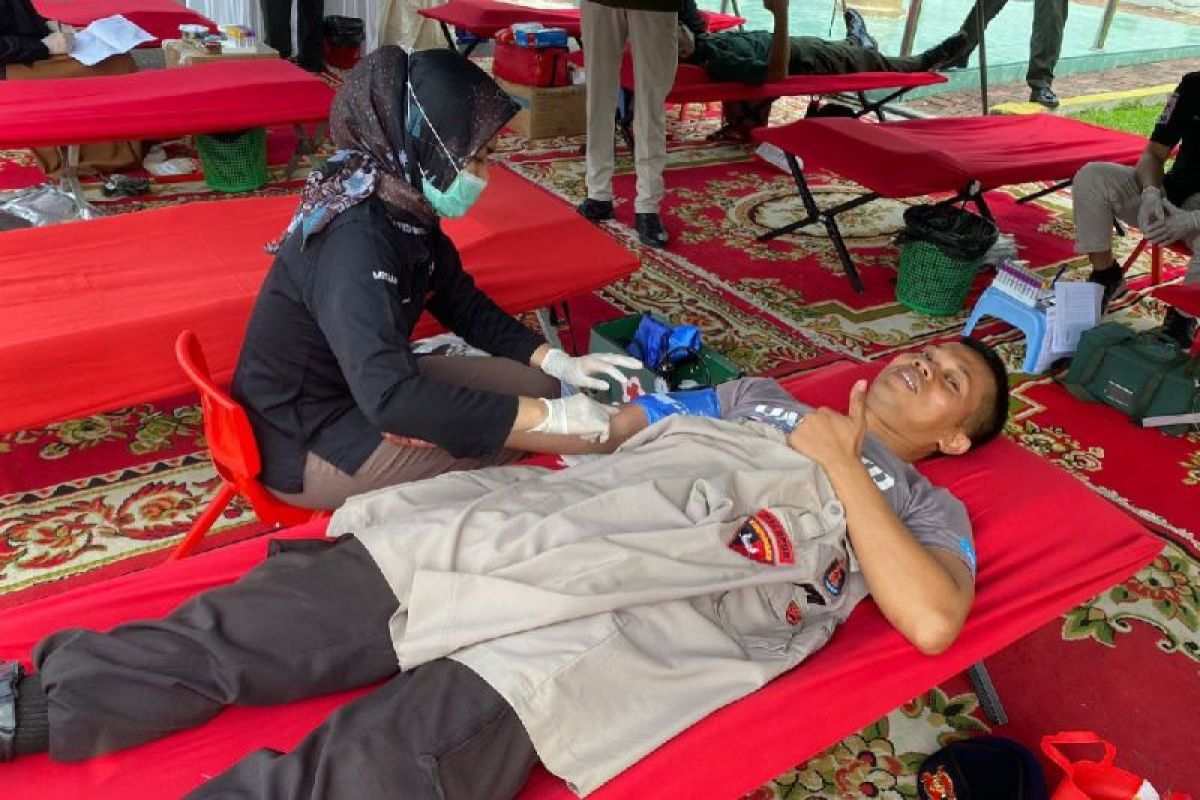 Brimob Polda Sumut donor darah ulang tahun PM TNI AD