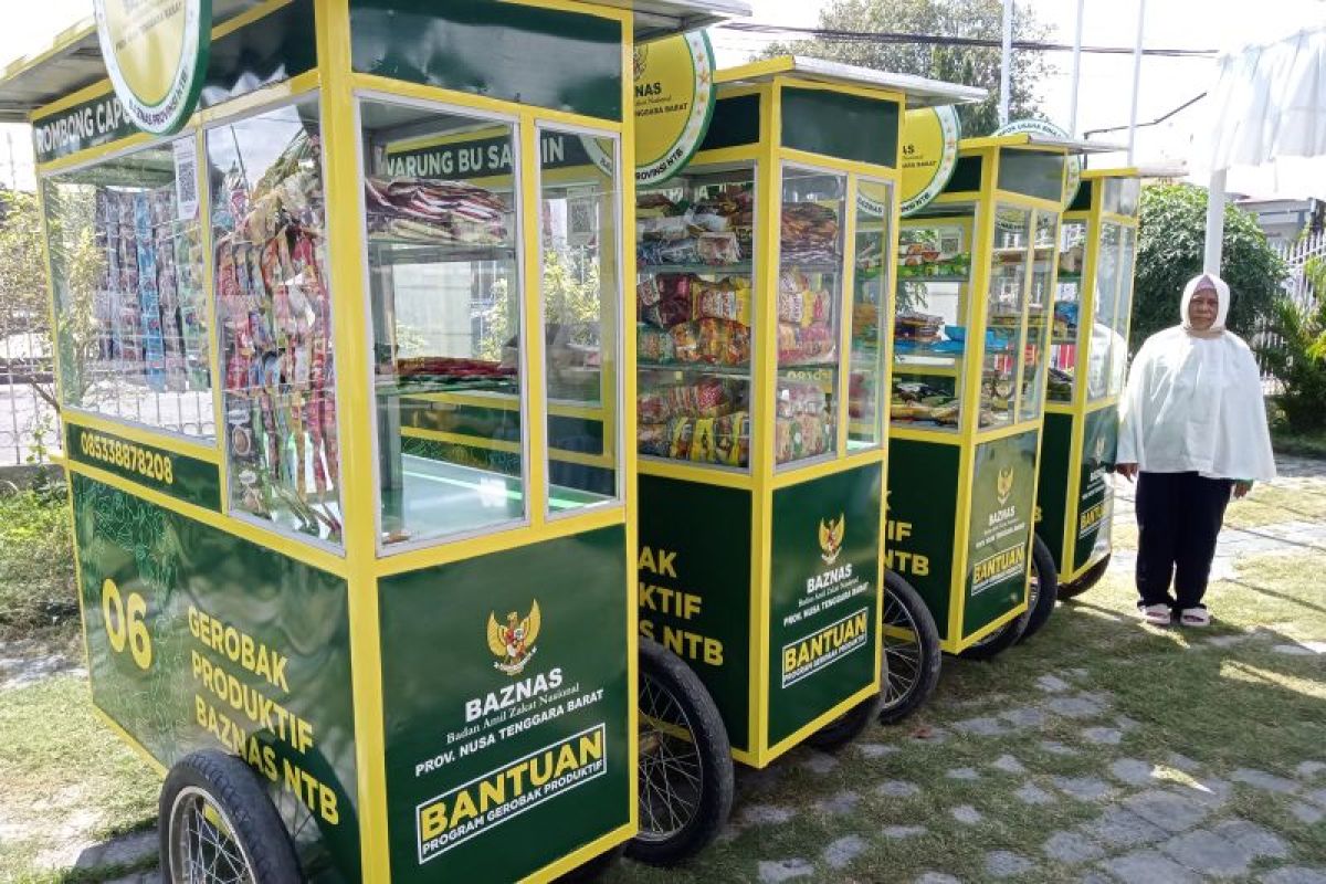 PKL Sangkareang Mataram dapat bantuan gerobak dari Baznas NTB