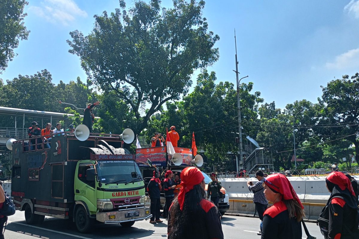 TransJakarta lakukan penyesuaian rute layanan akibat demo di Patung Kuda