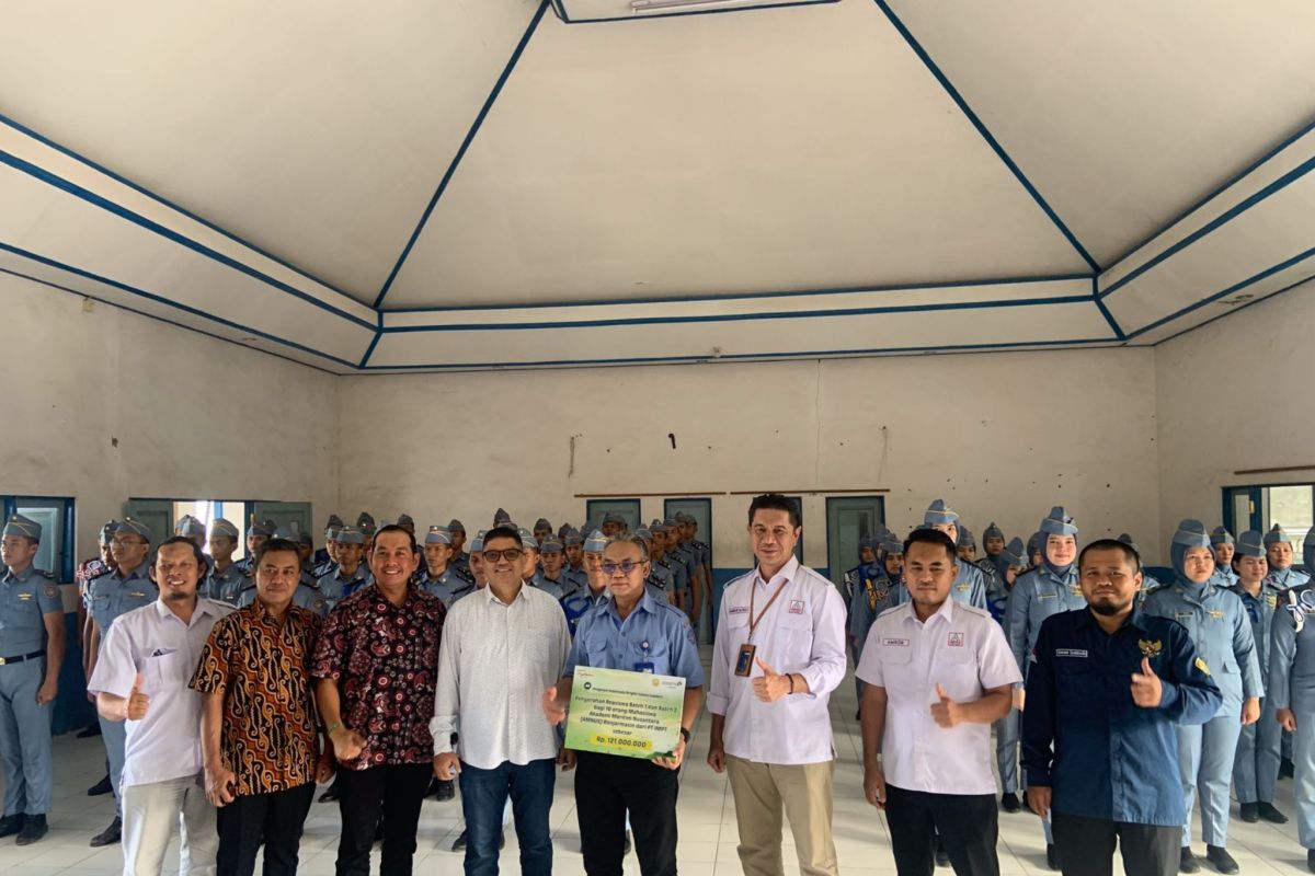 Adaro provides scholarships for 10 AMNUS Banjarmasin students