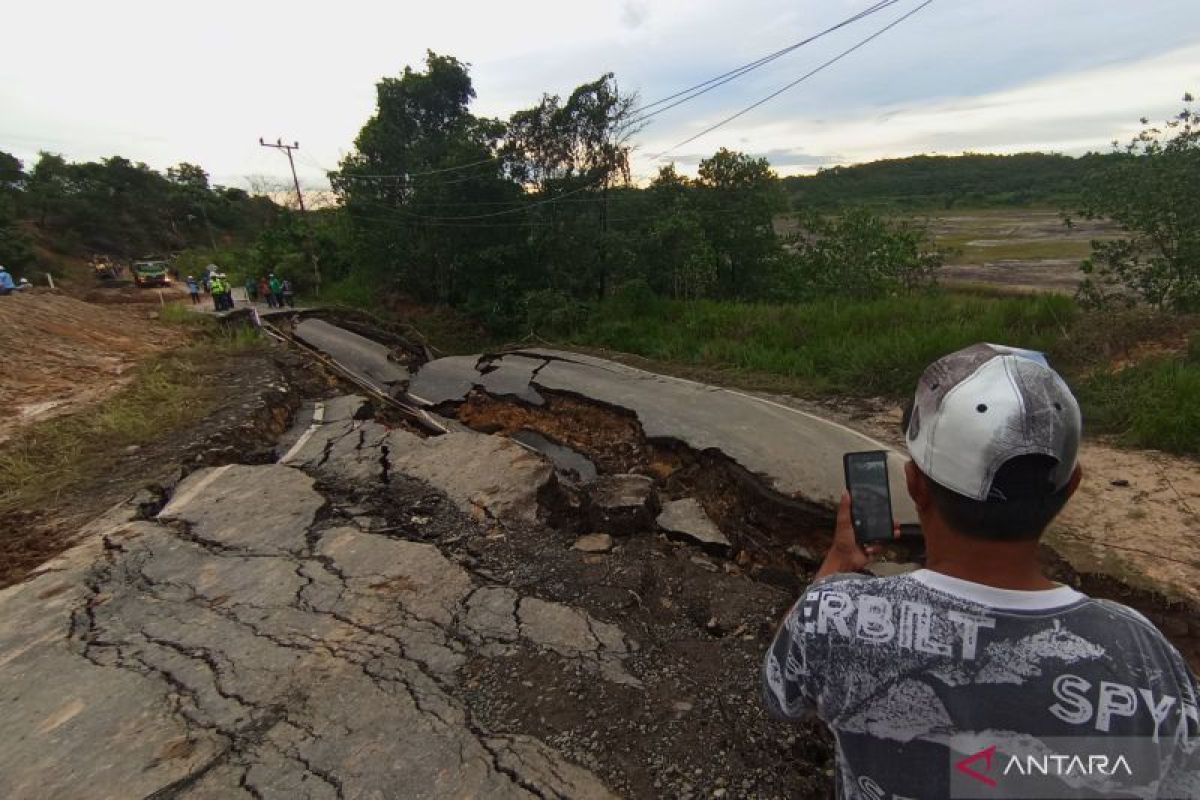 Jalan ambruk ke arah lubang tambang satu kecamatan di Tapin terisolir