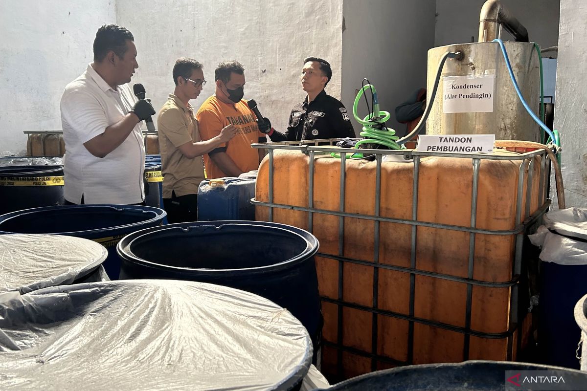 Polisi bongkar pabrik minuman keras ilegal di Malang