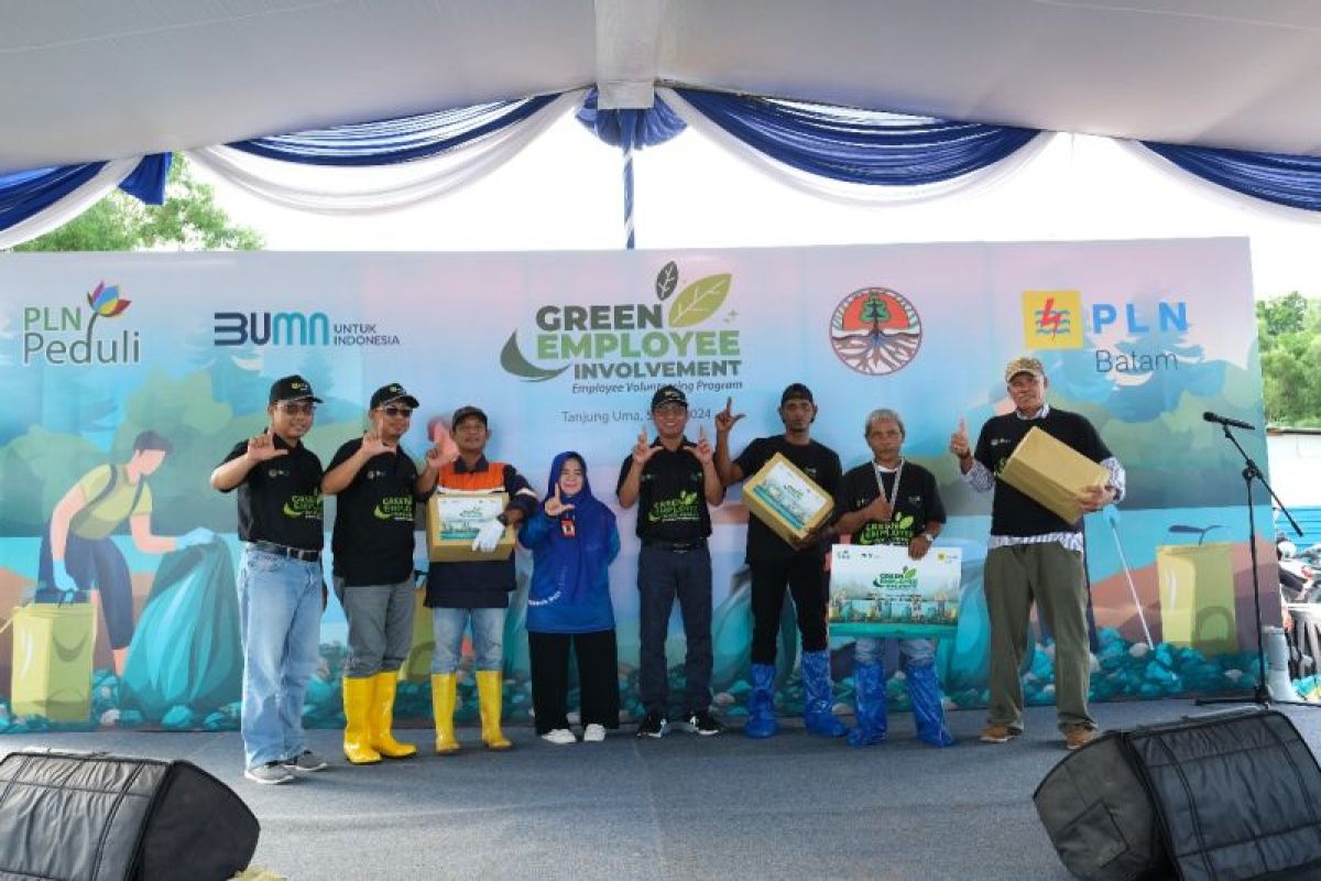 PLN Batam gelar aksi bersih-bersih di Pantai Tanjung Uma
