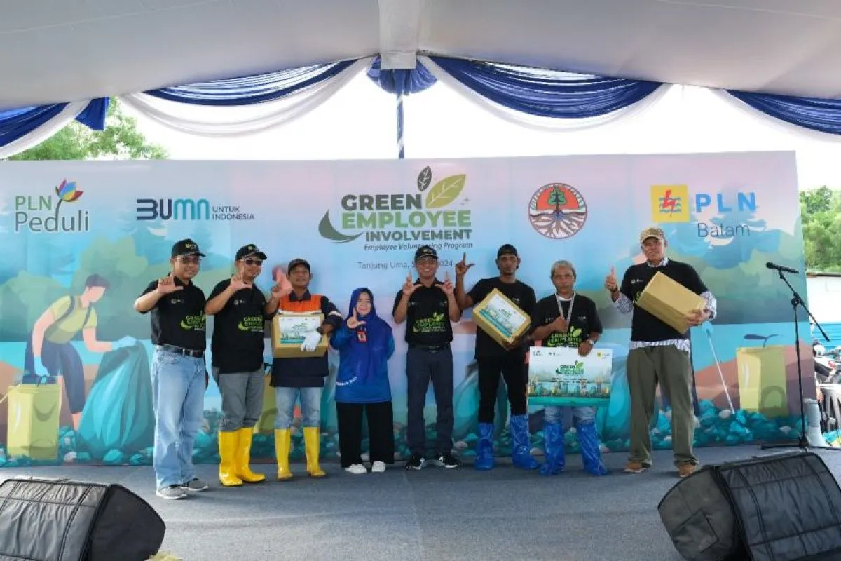 PLN Batam gelar aksi bersih-bersih di Pantai Tanjung Uma