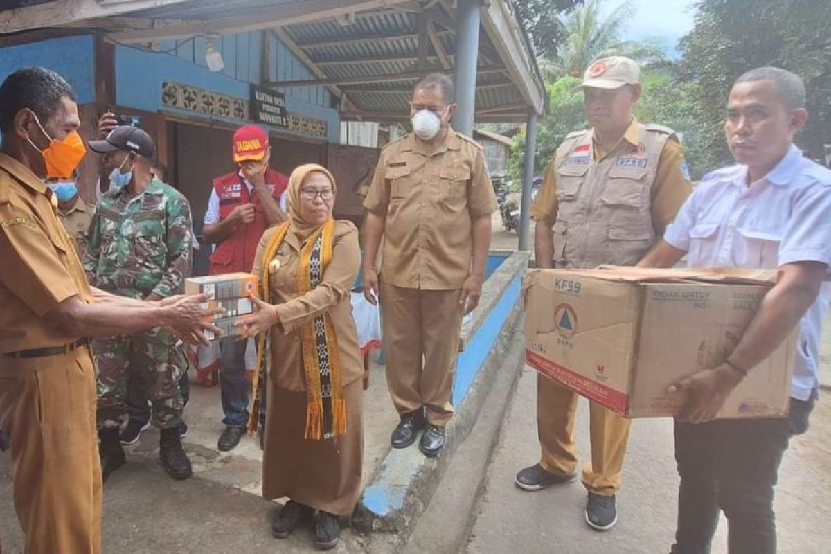 Pemkab Flotim berikan bantuan masker bagi warga terdampak erupsi Lewotobi