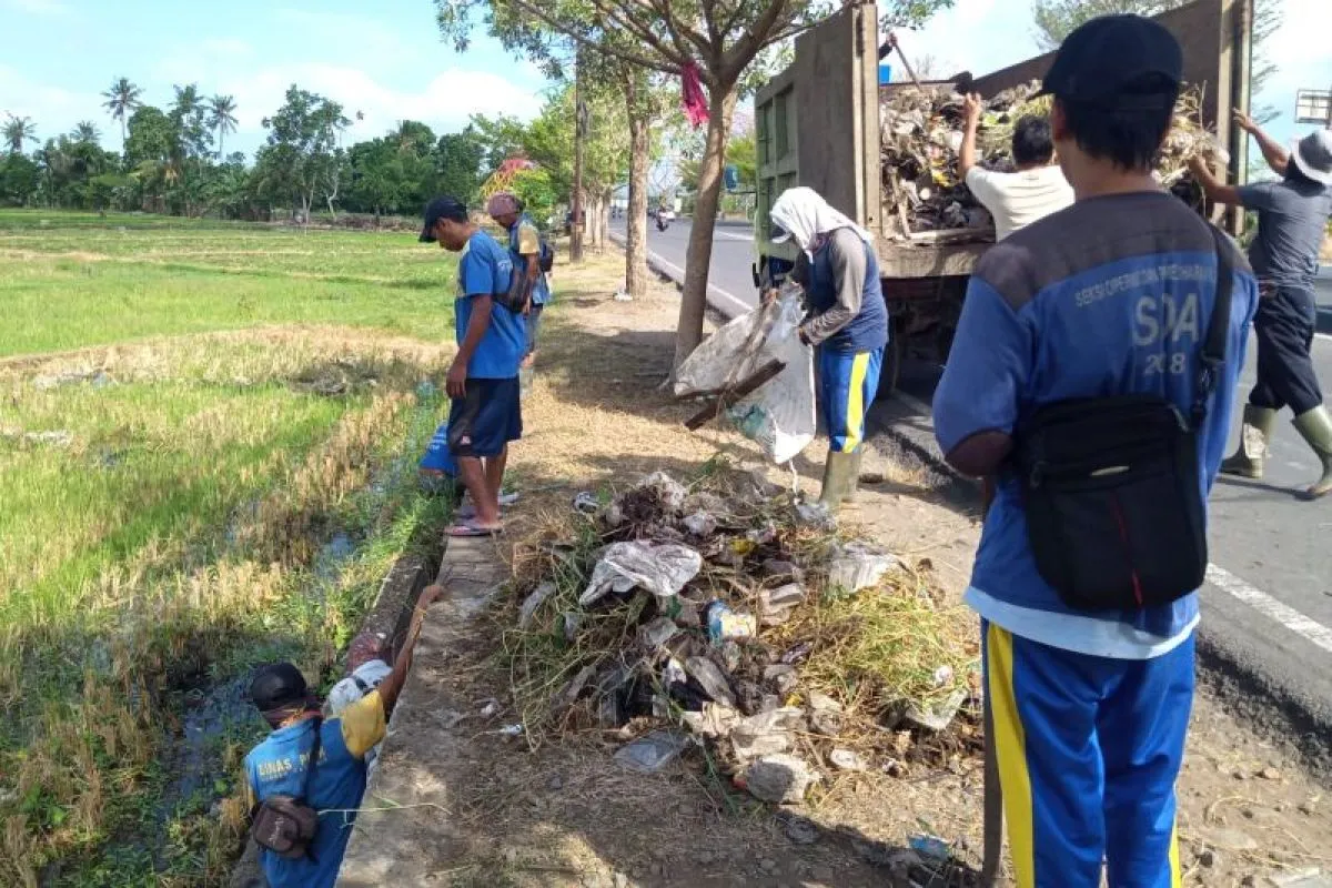 Dinas PUPR Mataram normalisasi drainase di sepanjang jalur "bypass" bandara