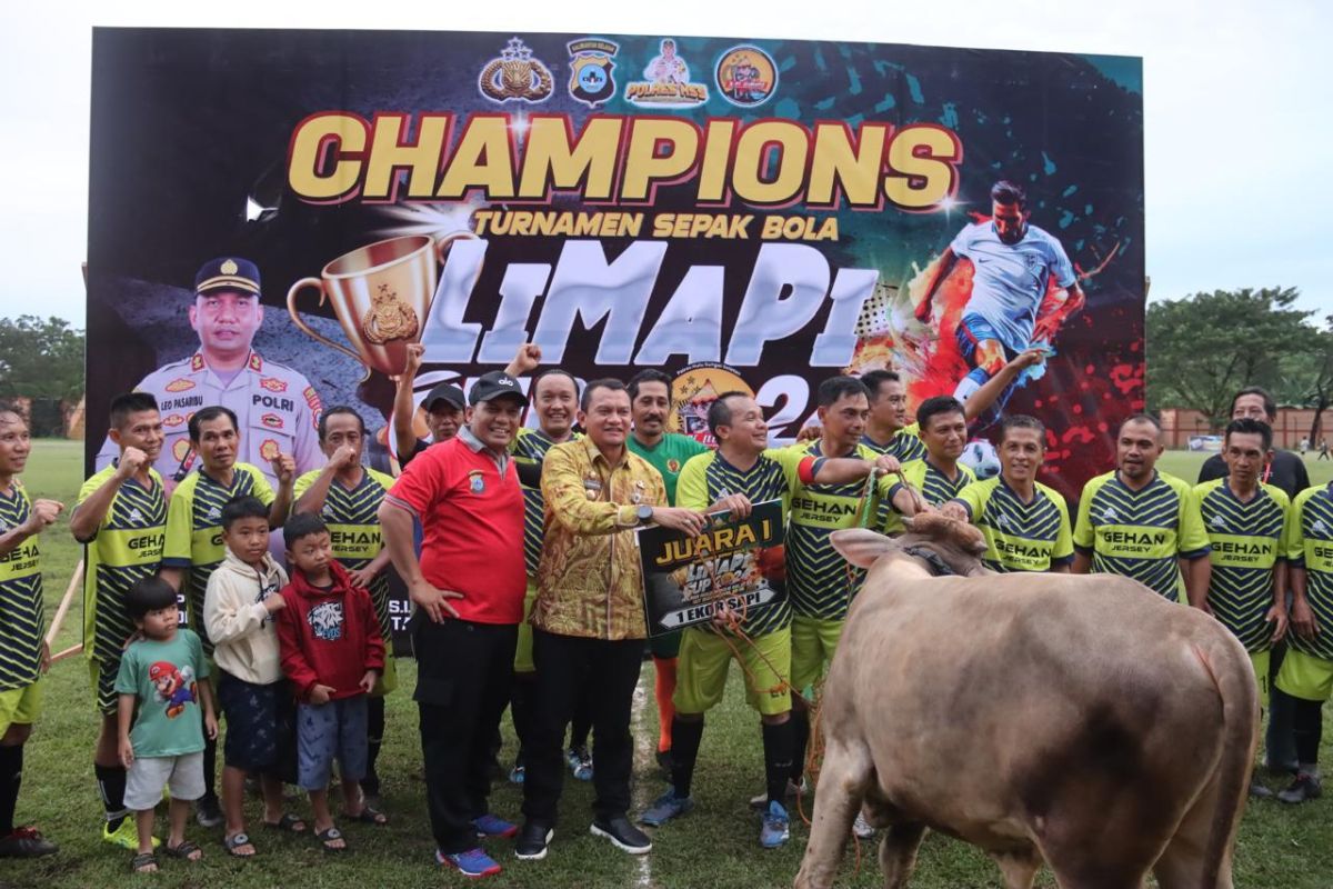 Kapolres HSS beri satu sapi untuk juara satu Turnamen Limapi 2024