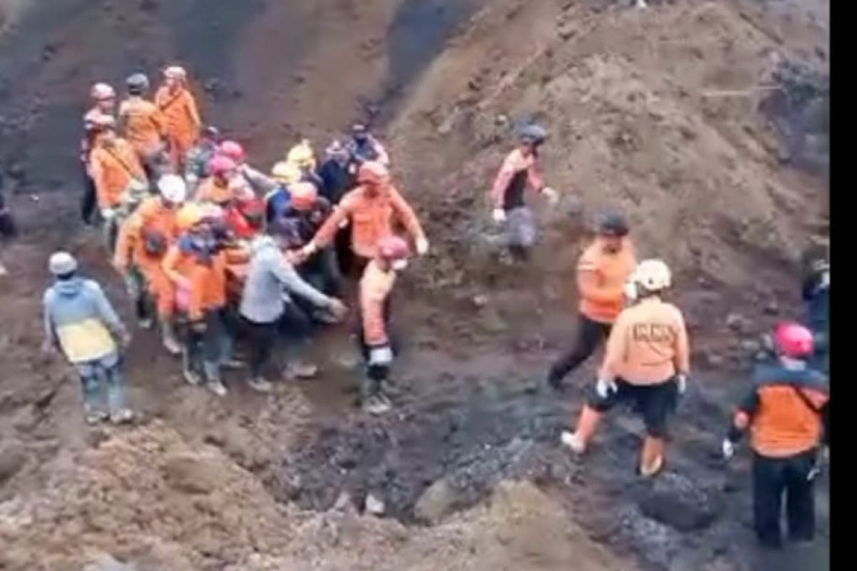 Tim SAR kembali temukan satu korban longsor di Lumajang