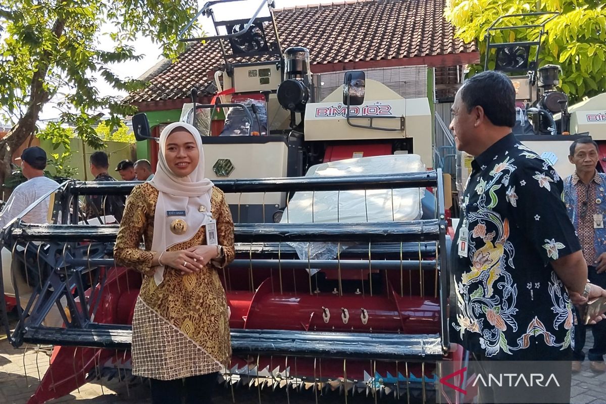 Dinas Pertanian Demak berikan bantuan mesin pemanen untuk  petani