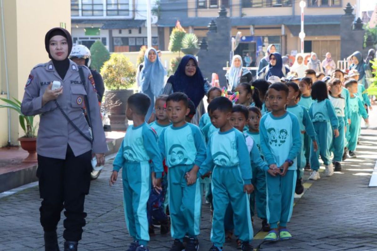 50 anak PAUD kunjungi Polres  Wonosobo