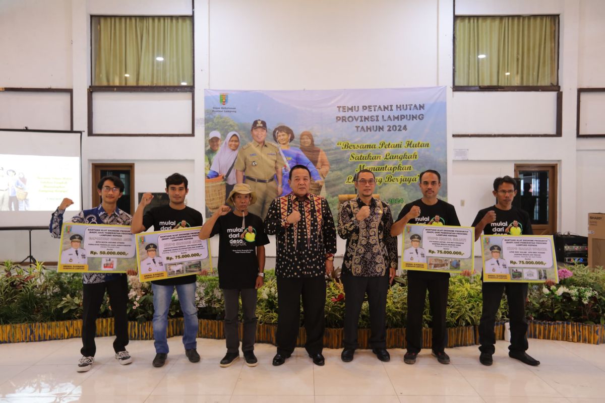 Pemprov Lampung serahkan bantuan alat ekonomi produktif bagi gapoktan hutan