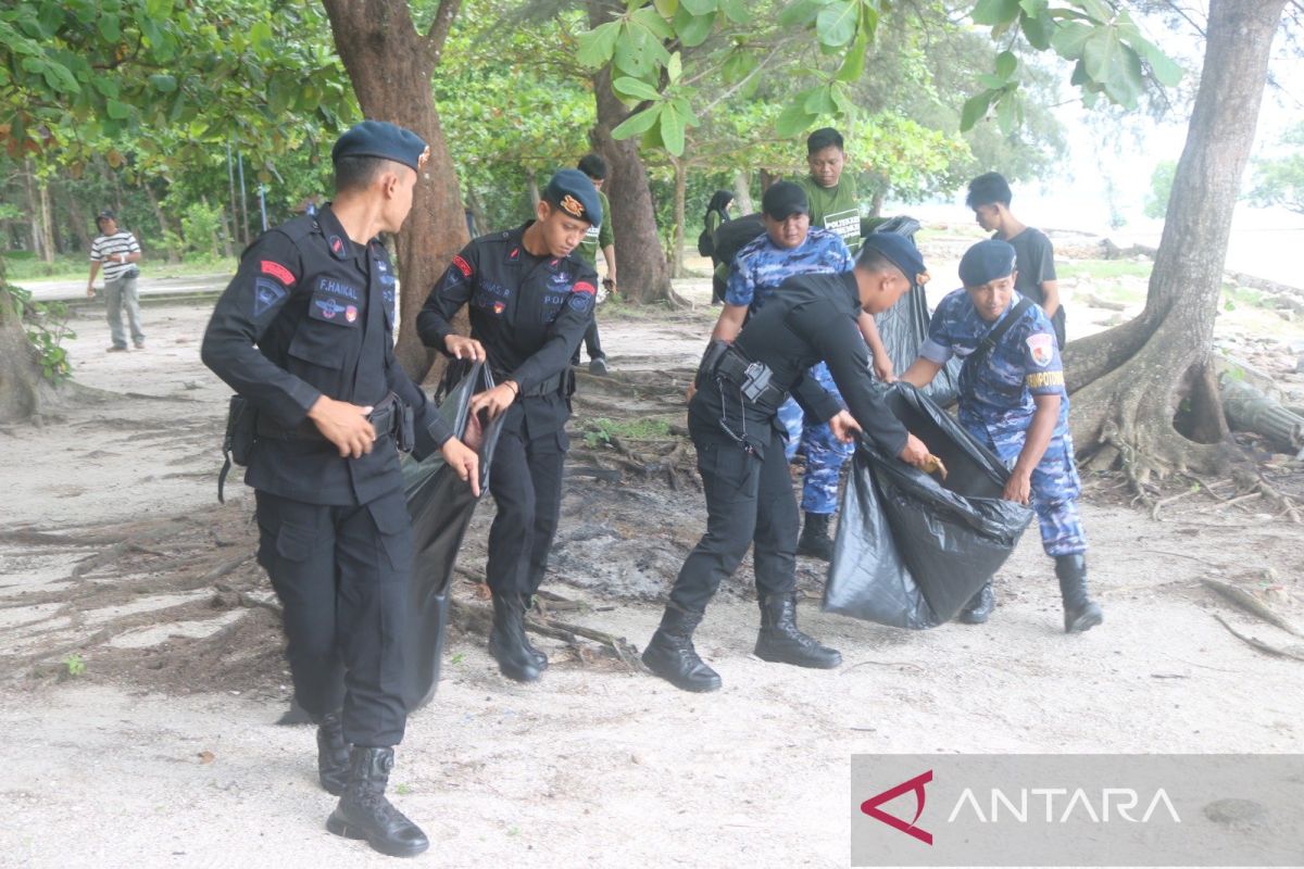 Personel Lanud H.AS Hanandjoeddin gelar aksi bersih pantai di Tanjungpendam