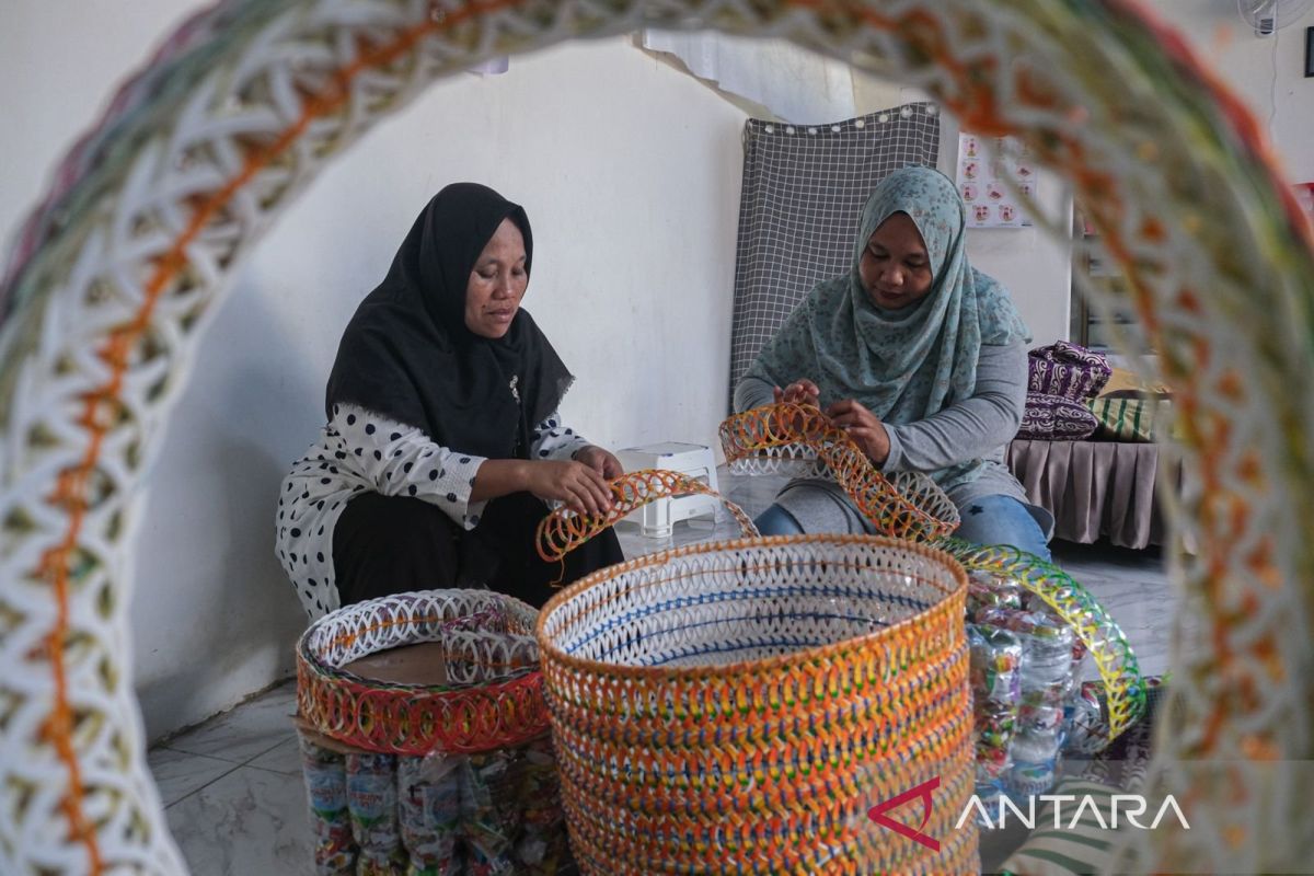 Pemkot Kendari fasilitasi masyarakat kelolah sampah anorganik