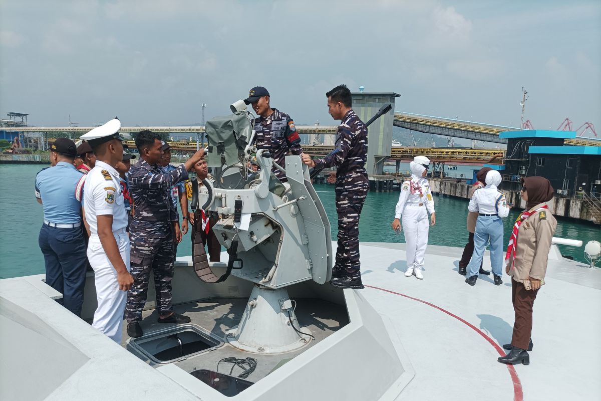 Lanal Banten kenalkan alutsista TNI AL pada taruna-taruni SMKN 4 Cilegon