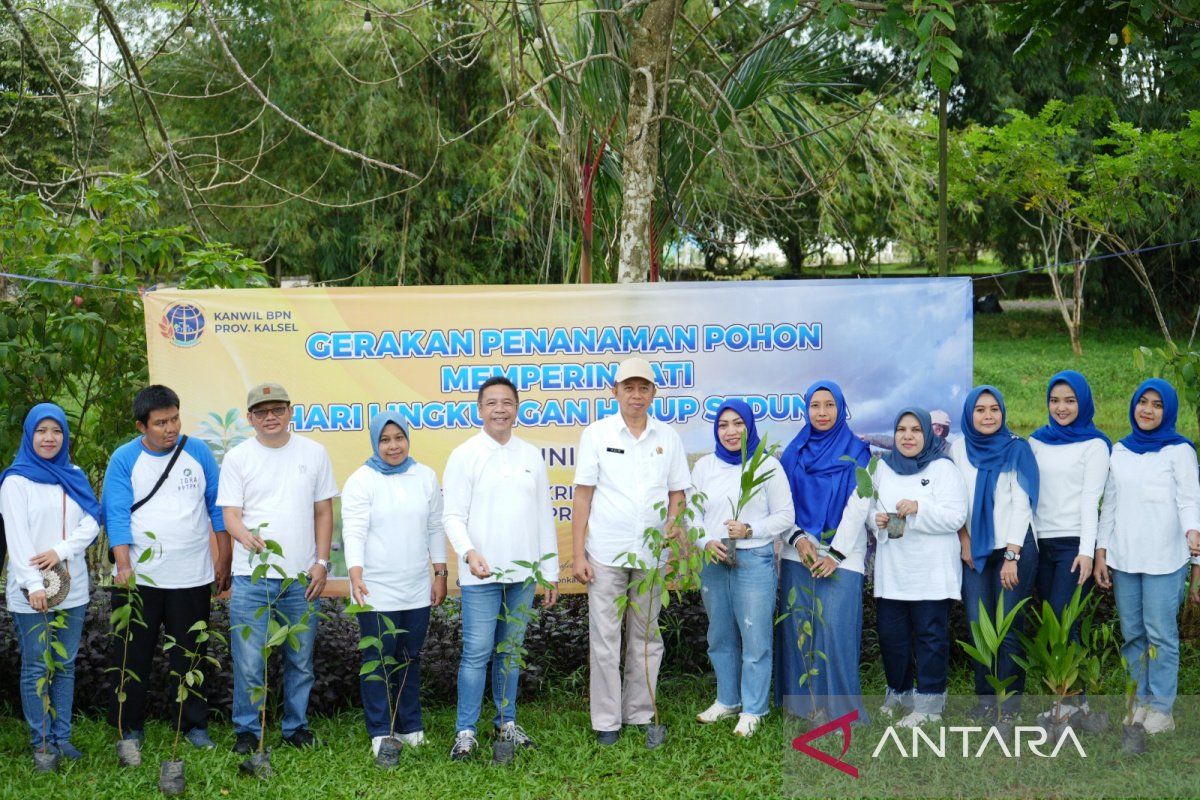 Kanwil BPN Kalsel tanam 200 pohon di Banjarbaru dan Banjar
