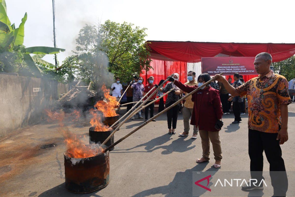 Kejari Batang  musnahkan ribuan pil psikotropika dan sabu-sabu