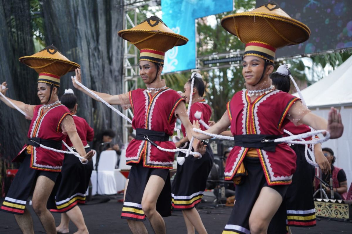 Tari Gasing Pontianak juara III Festival Seni Budaya Nusantara 2024