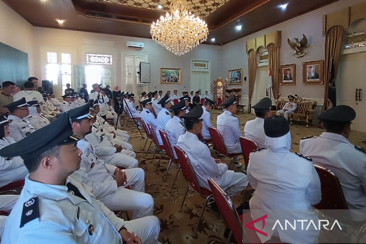 Pemkab Cianjur kembali serahkan 50 SK perpanjangan jabatan Kades