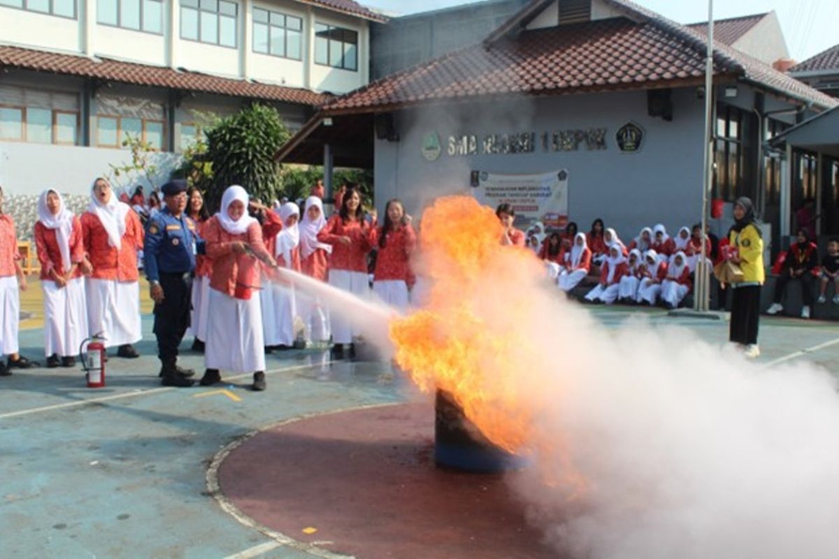 FKM UI beri sosialisasi dan pelatihan tanggap darurat kebakaran di SMAN 1 Depok