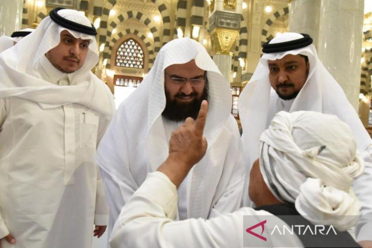 Imam dan khatib di Masjidil Haram diminta persingkat shalat Jumat