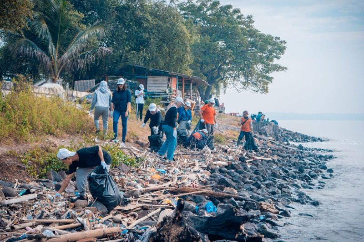 Meratus-DLH Surabaya gelar bersih-bersih pantai peringati Hari Laut Sedunia