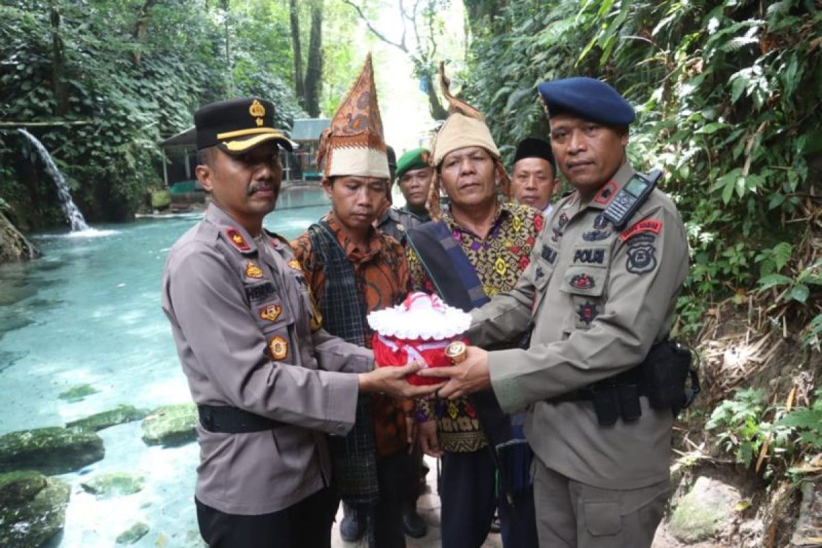 Polda Sumut prosesi tradisi air suci di Bah Sidamanik Simalungun