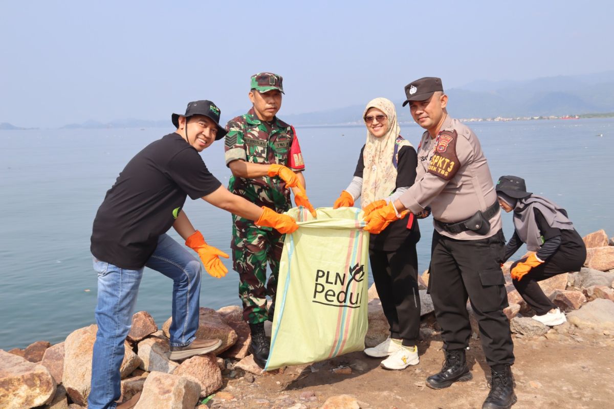 PLN ajak mahasiswa bersih-bersih pantai di Lampung