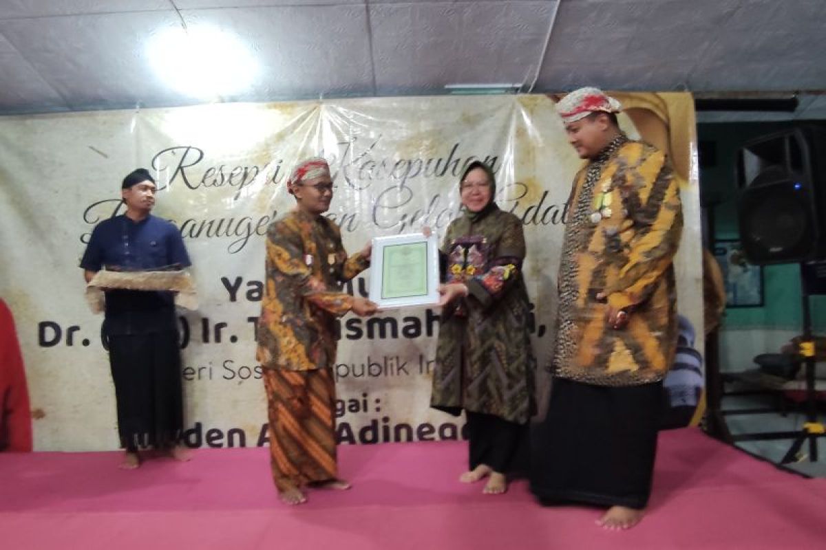 Mensos Risma terima gelar adat Raden Ayu Adinegoro dari masyarakat Tulungagung