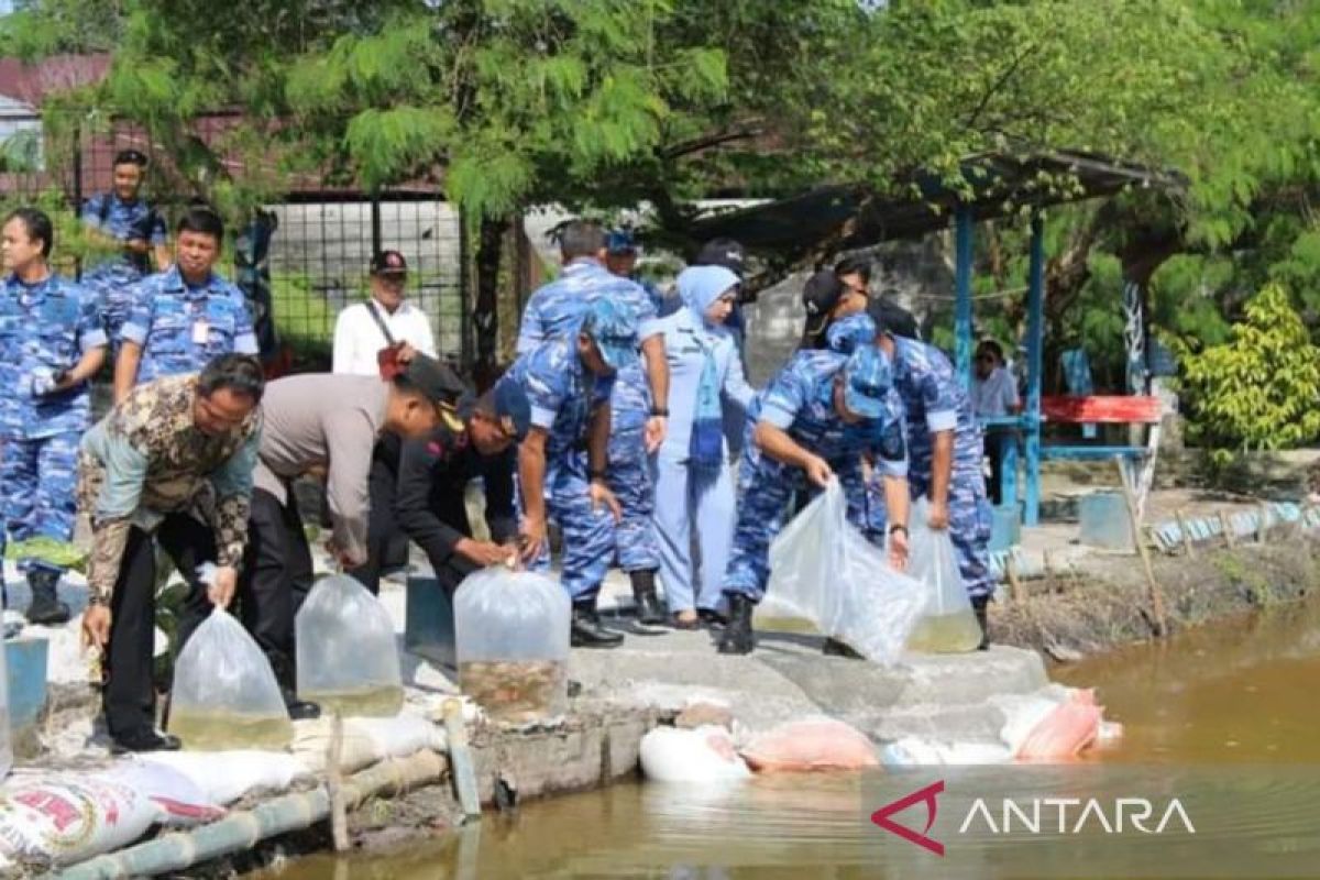 Kapuspotdirga TNI AU tebar 2.000 benih ikan nila di Belitung